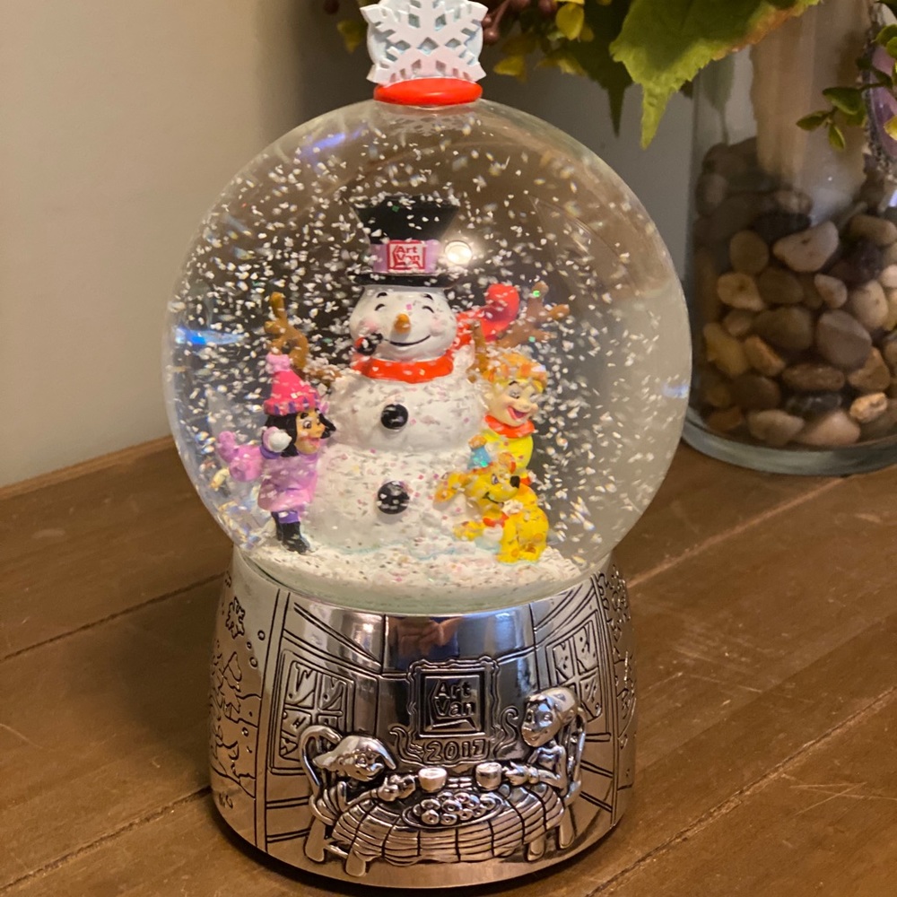 Art Van Frosty the Snowman Musical Snow Globe 2017